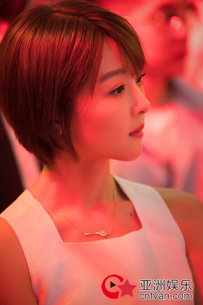 秦鸣悦挑战技术爆棚“黑客” 《风暴舞》开机首秀