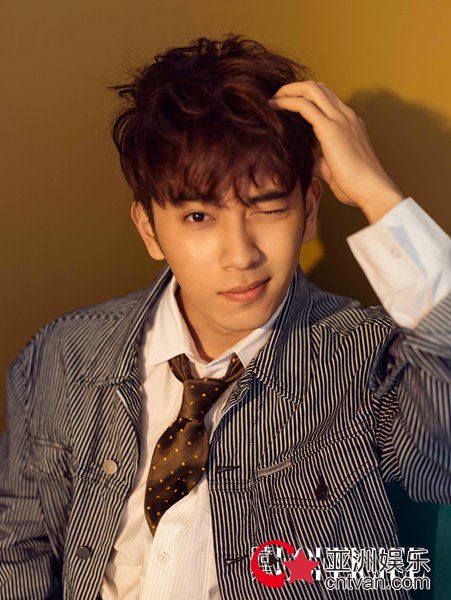 陈若轩《时装男士》大片曝光 变身雅痞型男潮范儿十足