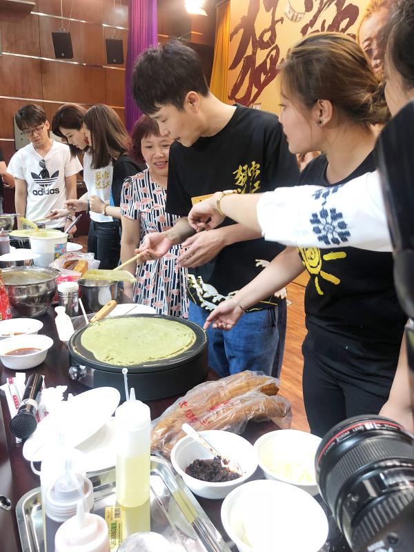 《猛虫过江》全国路演笑出海河小沈阳宋芸桦挑战煎饼果子