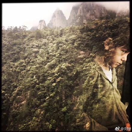 诺一站姿神似刘烨，8岁的诺一成了学校的护旗手！