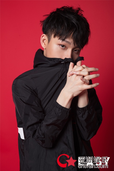 胡致邦EASY时尚大片曝光——猫系少年的色彩魔法