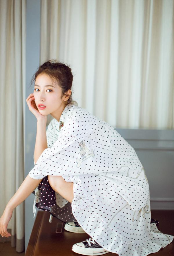周雨彤亮相品牌活动黑白波点简约范