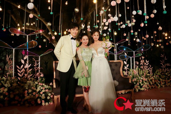 将“心爱的姑娘”送上红毯 兰玉现身付辛博颖儿婚礼现场感动落泪