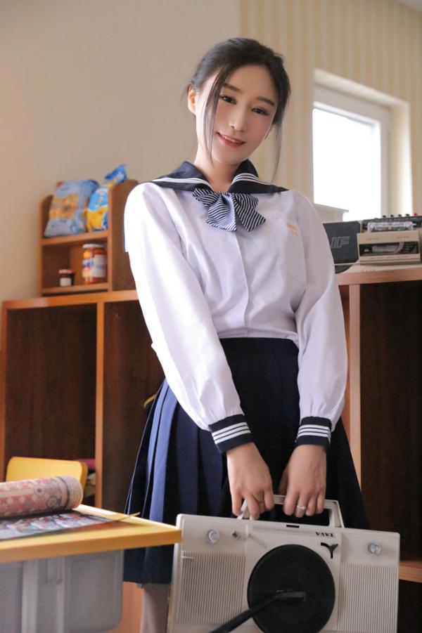 晶女郎韩昕怡学生制服拍写真回眸一笑清纯撩人