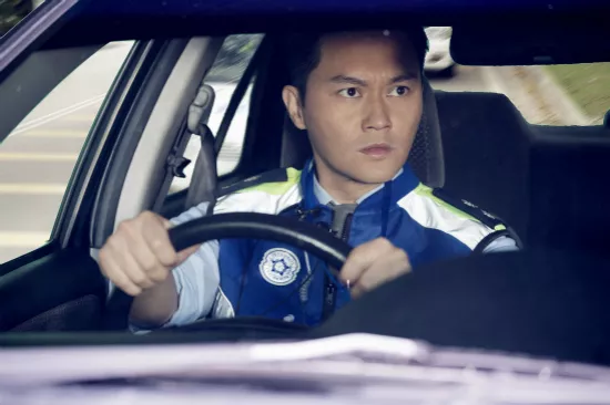 《泄密者》“危境情长”海报全球首发经典港片组合“敢拍”重聚