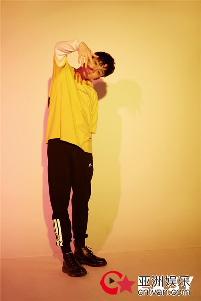 胡致邦EASY时尚大片曝光——猫系少年的色彩魔法