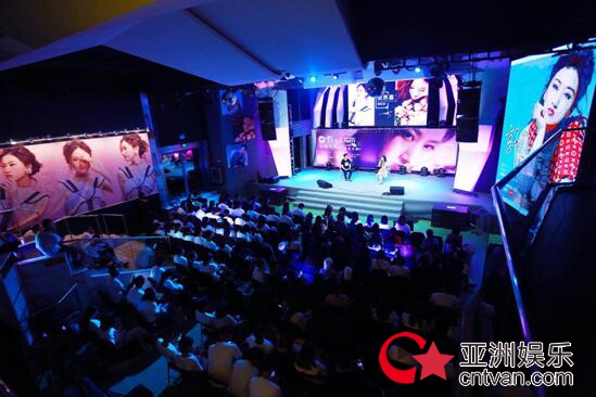 郭恩嘉生日会献唱柔版“带你去旅行”，感动粉丝引发百人大合唱