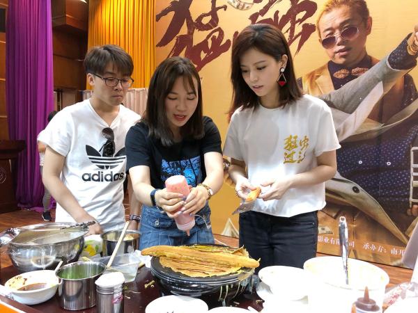 《猛虫过江》全国路演笑出海河小沈阳宋芸桦挑战煎饼果子