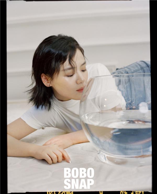 马思纯最新时尚大片曝光锁骨配红唇神秘撩人