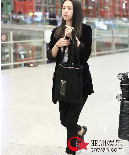 董璇素颜现身机场 脸色苍白眼神黯淡太憔悴!