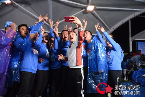 王祖蓝《奔跑吧》多重身份上线 百人拔旗尽显奔跑精神