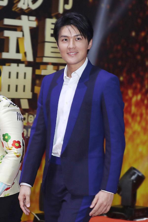 吴克群亮相大影节闭幕典礼献唱《为你写诗》嗨翻全场