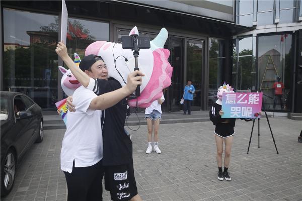 大张伟化身小白马现身街头“阳光抱抱”温暖传递爱的力量