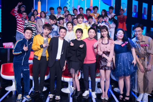 美到犯规！蔡依林短发御姐造型登封面香肩小露示范高级性感撩人