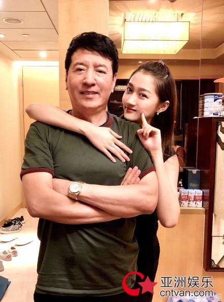 关晓彤与爸爸合影 亲密拥抱显可爱！