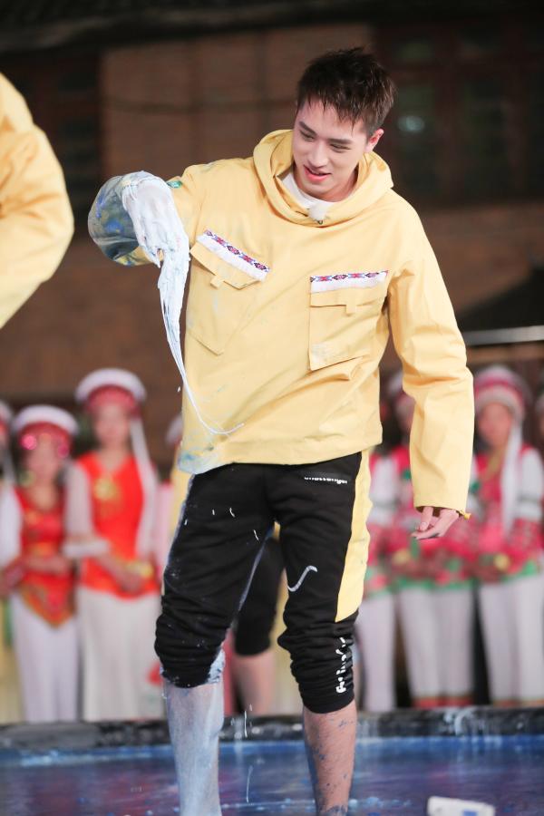 许魏洲《高能少年团》变“番茄炒蛋”被本命年支配红袜抢眼