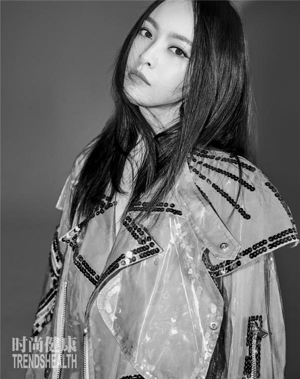 唐嫣封面大片酷帅硬朗凸显酷女孩max行动力