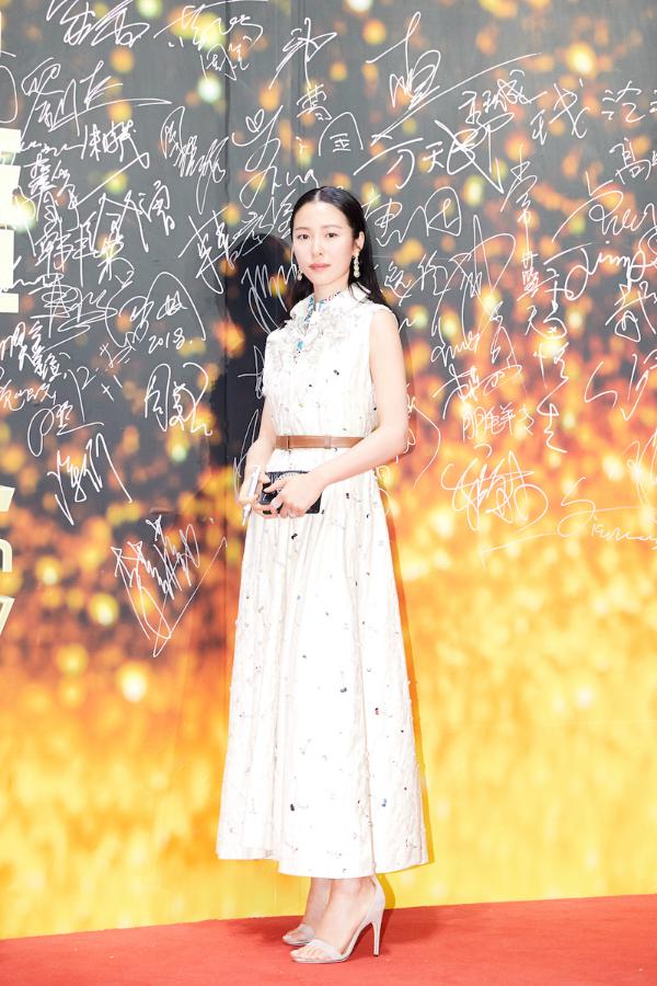 江一燕出席大影节闭幕式：希望用作品传递正能量