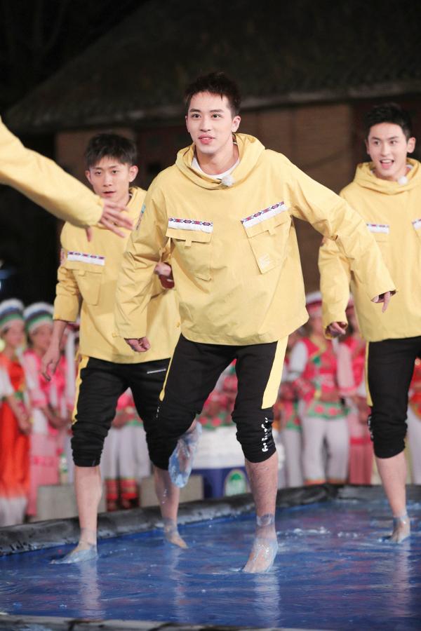 许魏洲《高能少年团》变“番茄炒蛋”被本命年支配红袜抢眼