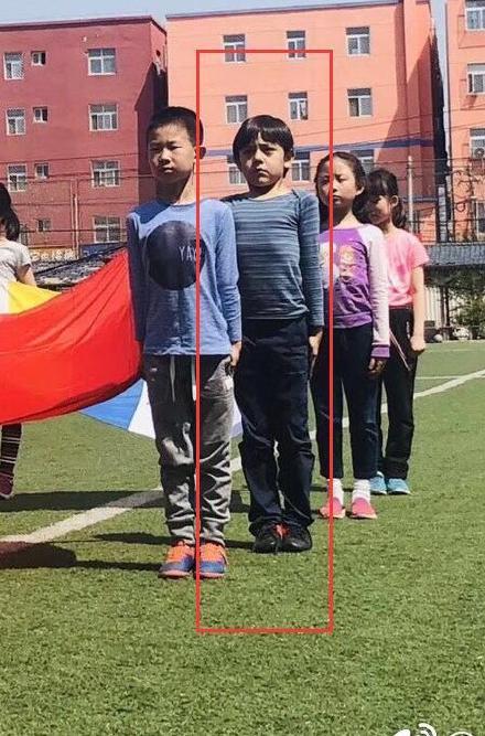 诺一站姿神似刘烨，8岁的诺一成了学校的护旗手！