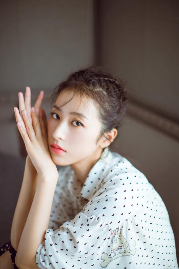 周雨彤亮相品牌活动黑白波点简约范