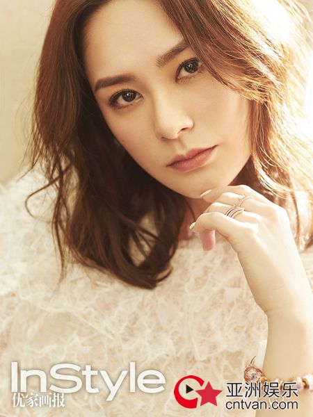 钟欣潼杂志封面曝光 春夏应“简色”当道