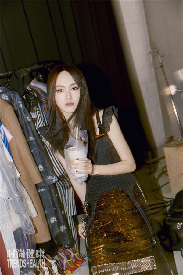 唐嫣封面大片酷帅硬朗凸显酷女孩max行动力