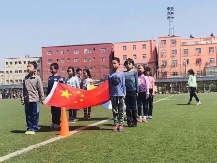 诺一站姿神似刘烨，8岁的诺一成了学校的护旗手！