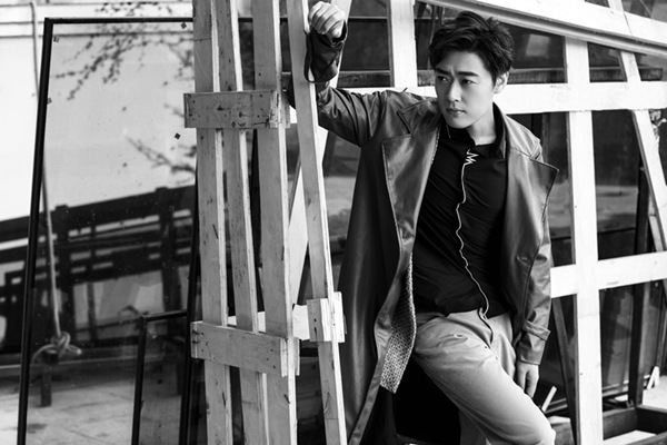 张桐全新写真曝光 尽展雅痞成熟魅力