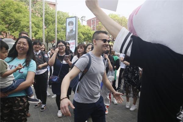 大张伟化身小白马现身街头“阳光抱抱”温暖传递爱的力量