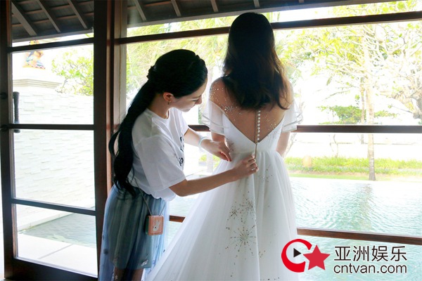 将“心爱的姑娘”送上红毯 兰玉现身付辛博颖儿婚礼现场感动落泪