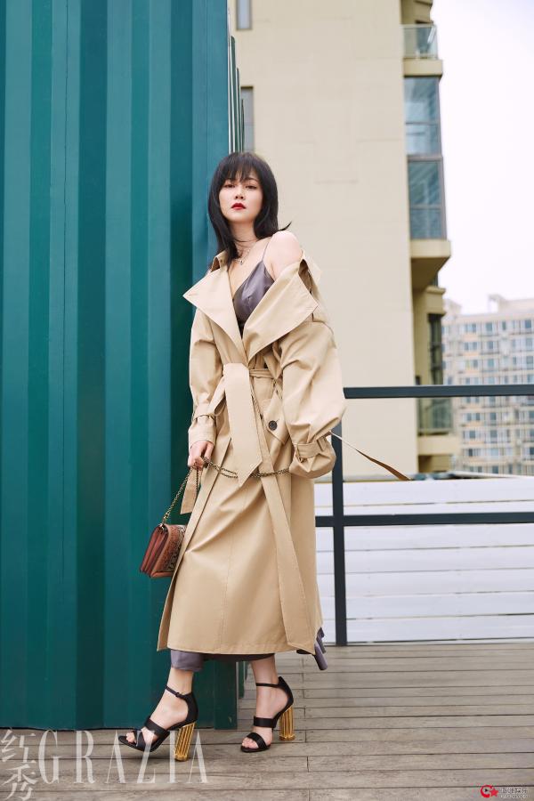 谭卓示范OL穿搭 “文艺女神”优雅秀美背