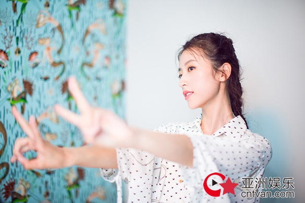 周雨彤亮相品牌活动 黑白波点简约范