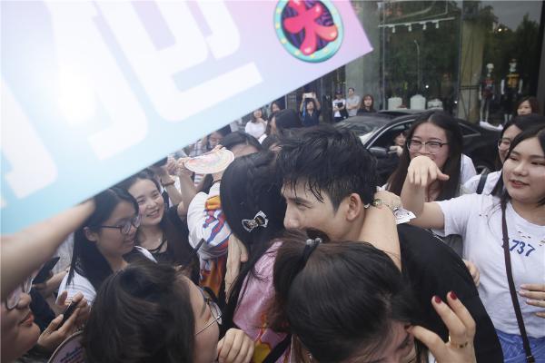 大张伟化身小白马现身街头“阳光抱抱”温暖传递爱的力量