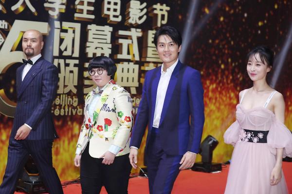 吴克群亮相大影节闭幕典礼献唱《为你写诗》嗨翻全场