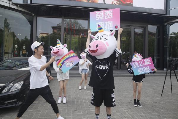 大张伟化身小白马现身街头“阳光抱抱”温暖传递爱的力量