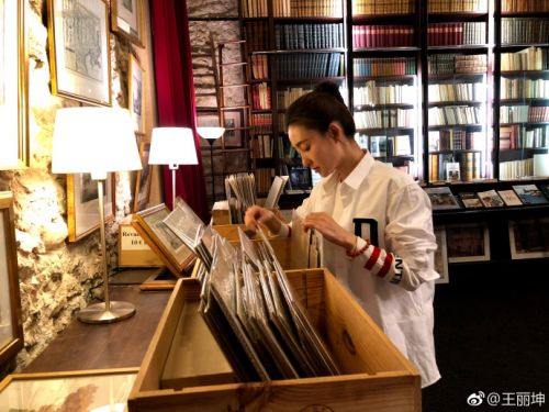 王丽坤晒看书美照 抿嘴甜笑显青春活力