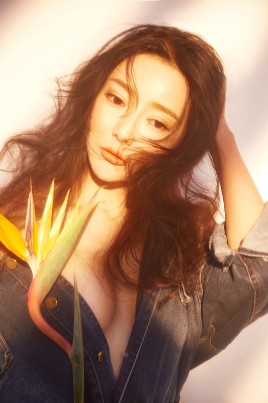 王馨瑶自然风写真小麦肤色诠释不一样的性感