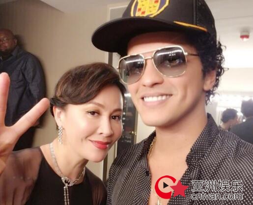 刘嘉玲火星哥合影 遭网友调侃突破次元壁！
