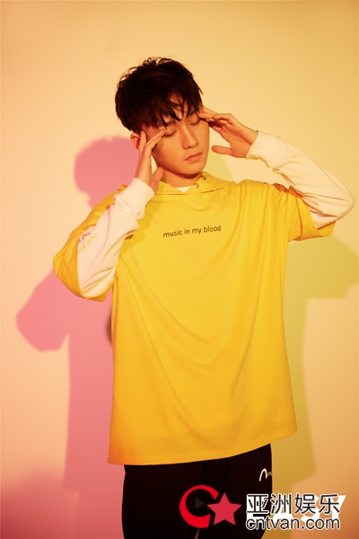 胡致邦EASY时尚大片曝光——猫系少年的色彩魔法