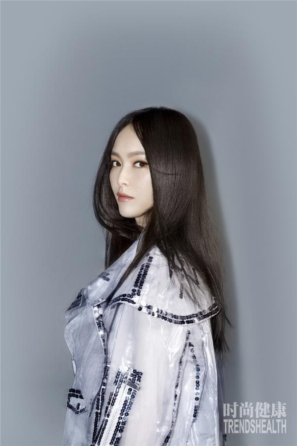 唐嫣封面大片酷帅硬朗凸显酷女孩max行动力