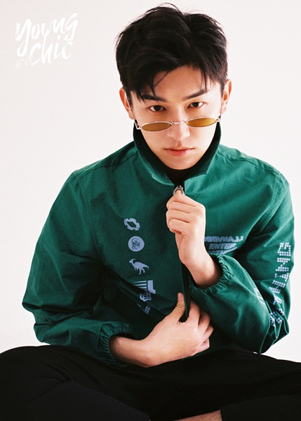 杨旭文最新写真曝光 长腿吸睛化身魔幻少年