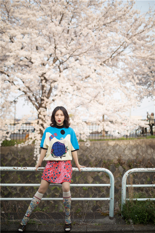 肖雨雨曝唯美樱花写真少女气满满成最美风景