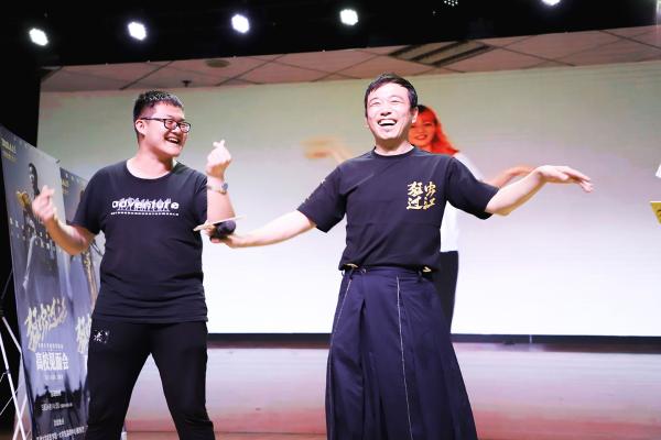 《猛虫过江》全国路演笑出江苏小沈阳潘斌龙妖娆尬舞