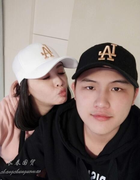 萧淑慎与小15岁老公自拍合影曝光