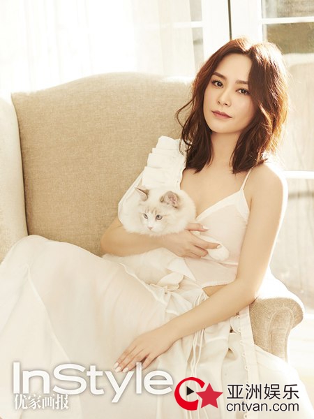 钟欣潼杂志封面曝光 春夏应“简色”当道