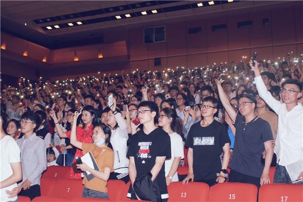 爱情奇幻电影《超时空同居》郑州路演 苏伦导演爆料佟丽娅太能吃