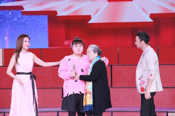 陈嘉佳《星光大道》与李明启热情相拥 用心演绎被赞拥有表演天赋