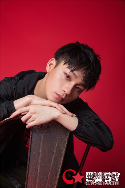 胡致邦EASY时尚大片曝光——猫系少年的色彩魔法