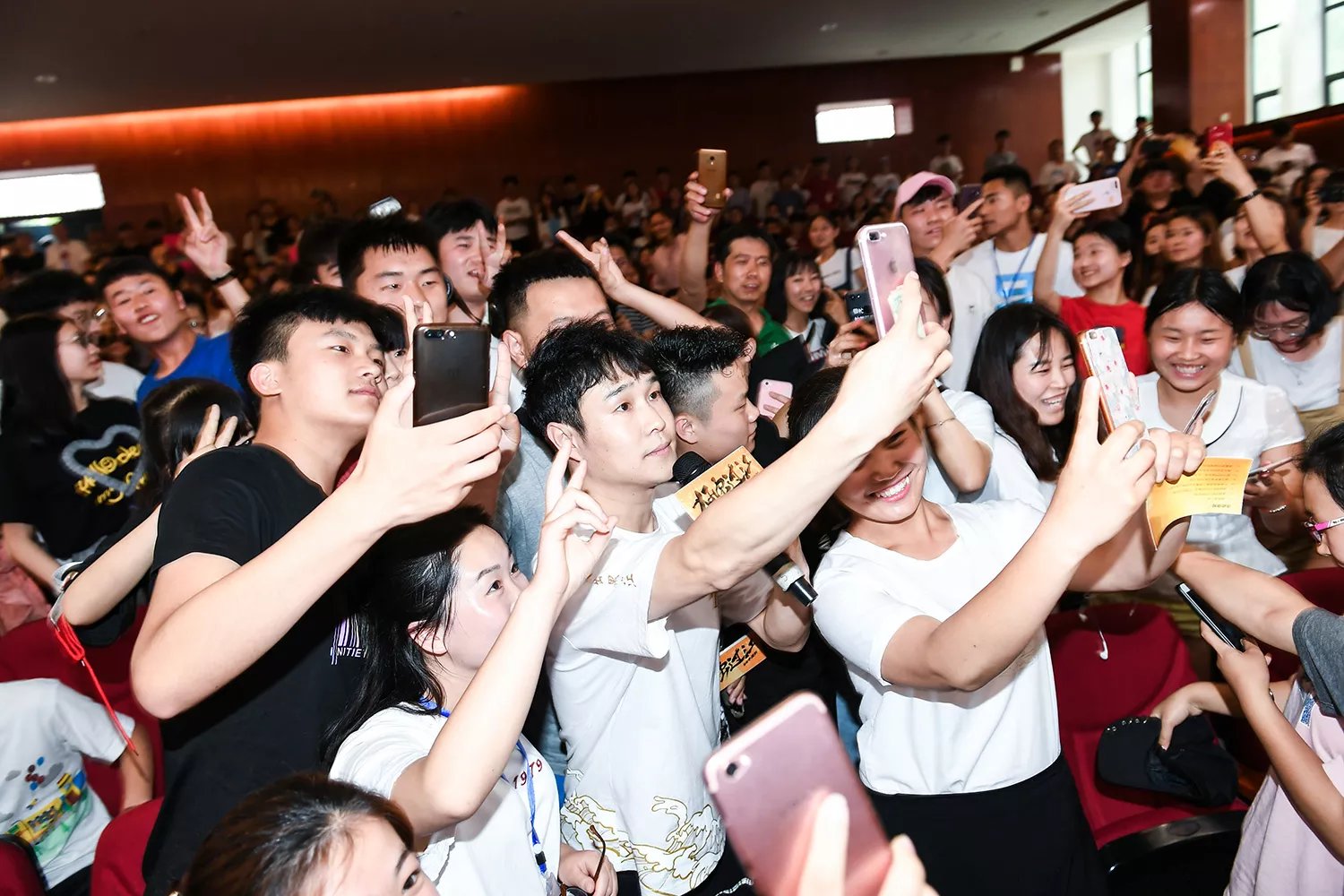 电影《猛虫过江》全国路演笑出河南小沈阳宋芸桦数钱到手软